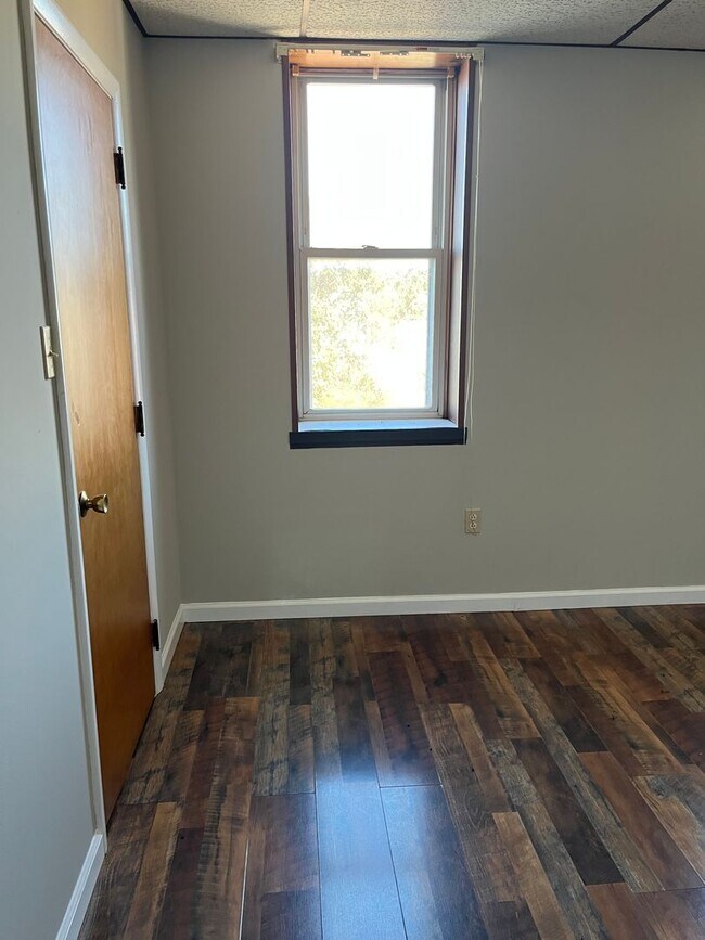 Building Photo - Fresh, clean apartment ready to call home!