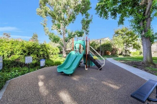 Building Photo - End Unit 2 Bed, 2 Bath Townhouse with Atta...
