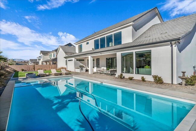 Building Photo - Beautiful 6-Bedroom, 5-Bathroom Home for R...