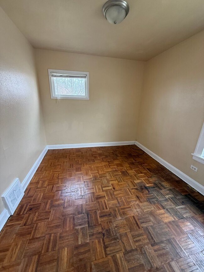 Building Photo - Collinwood Single Home Water/sewer included