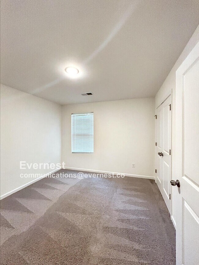Building Photo - Bright 3-Bedroom Home with Modern Comforts...