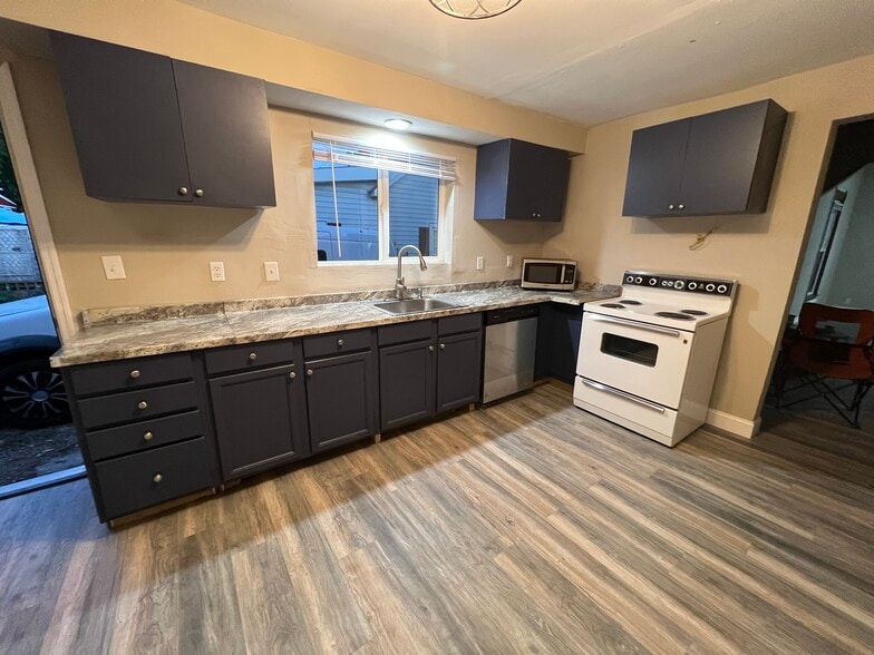 Kitchen - 141 E Walnut St