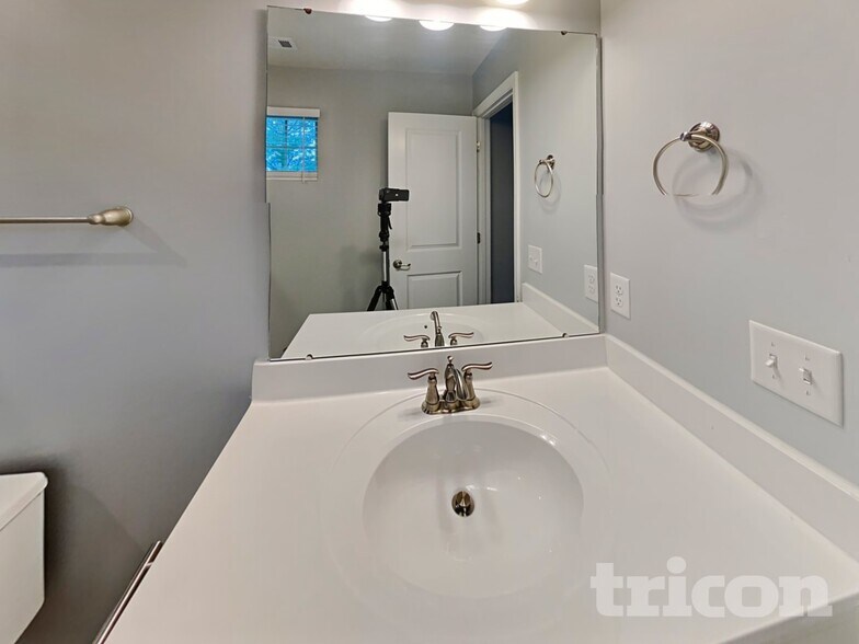 Building Photo - 306 Heroit Ct