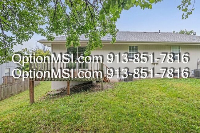 Building Photo - Spacious townhouse