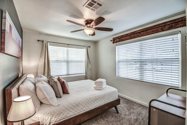 Building Photo - 2 Bd 2 Ba + Guest House with Fully Furnish...
