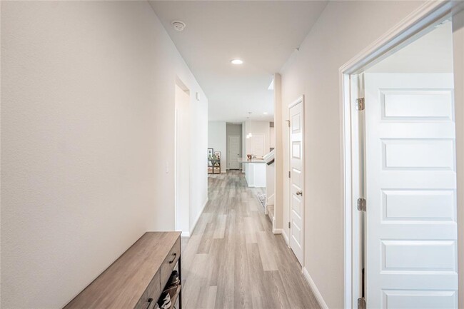 Building Photo - 301 Elm Br Trl
