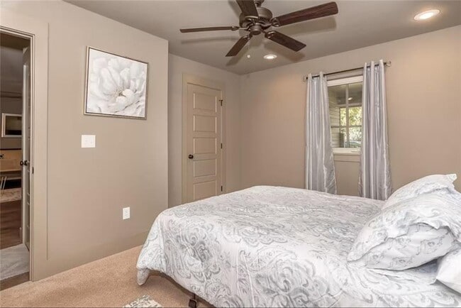 Building Photo - 301 NW F St