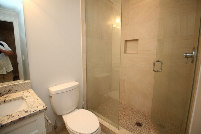 Building Photo - 1609 W Warren Blvd