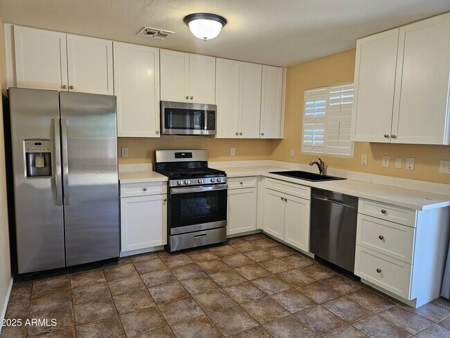Building Photo - 42804 W Sunland Dr