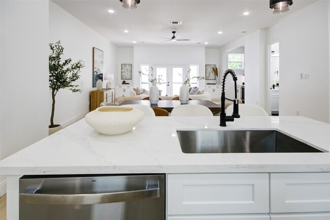 Building Photo - 1214 W 24th St