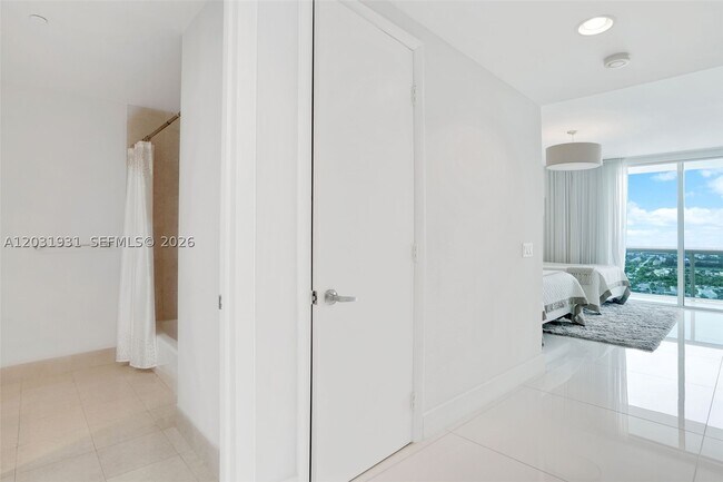 Building Photo - 2711 S Ocean Dr