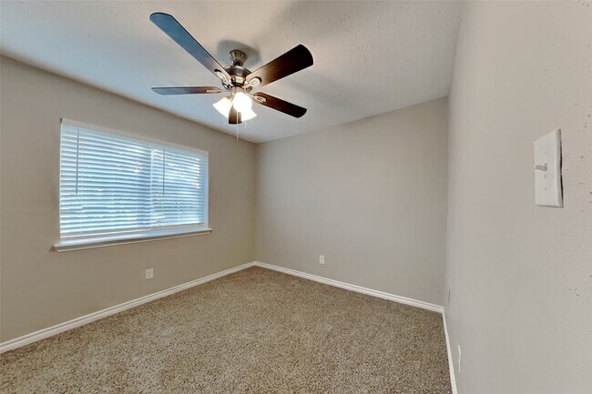 Building Photo - 7402 Grackle Dr