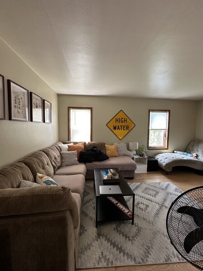 Building Photo - 1 Bedroom, 1 Bathroom with Garage - Available July 4th