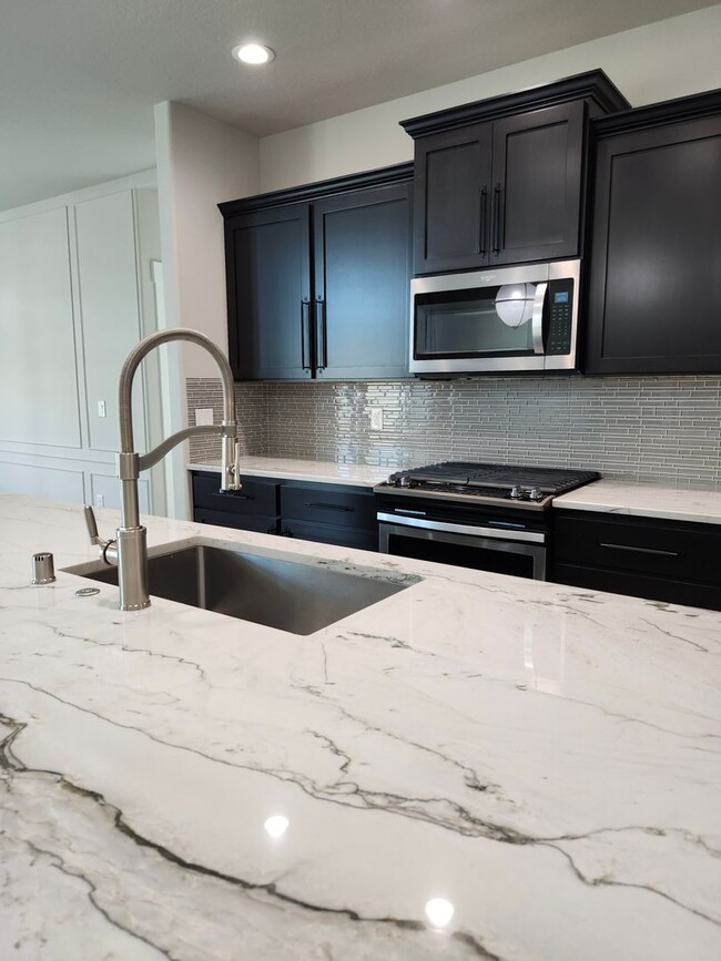 Building Photo - Elegant 4 Bed, 2 Ba Home - MANY Upgrades &...