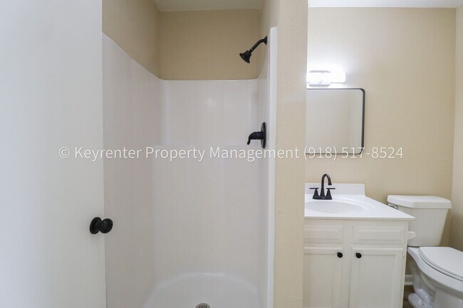 Building Photo - 3 Bed | 2.5 Bath in Oologah!