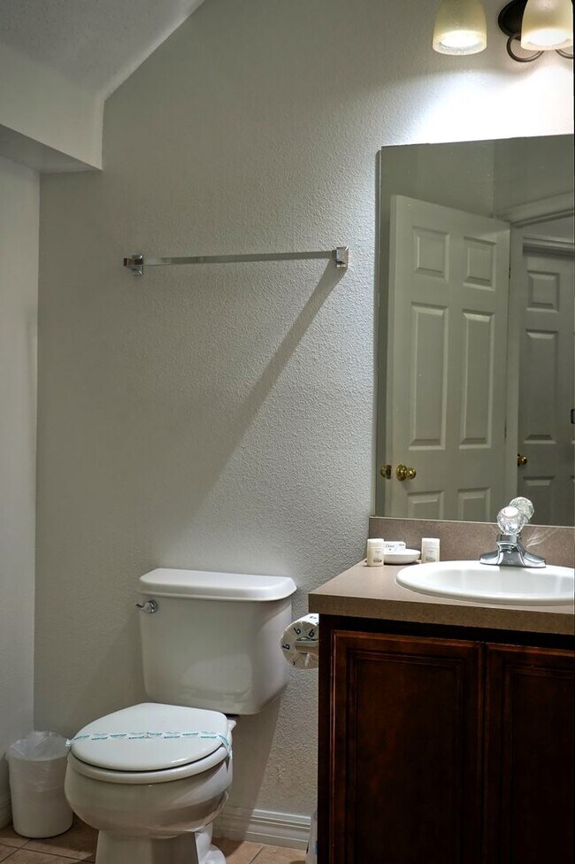 Building Photo - Gorgeous Fully Furnished Townhome Close to...