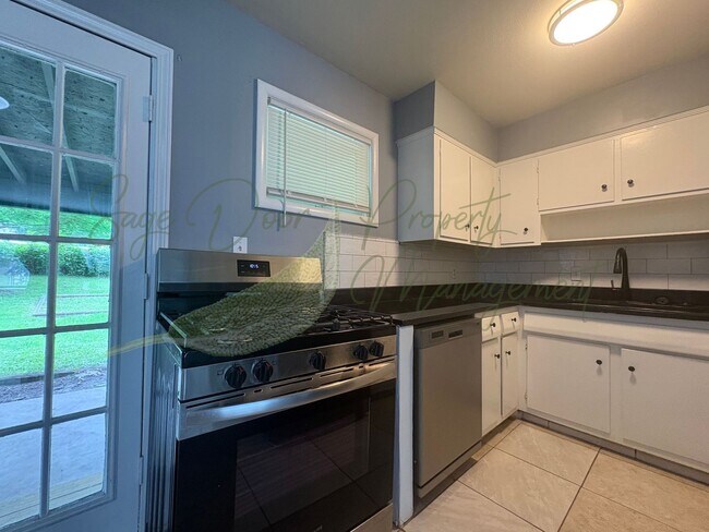 Building Photo - MODERN RENOVATIONS!!!