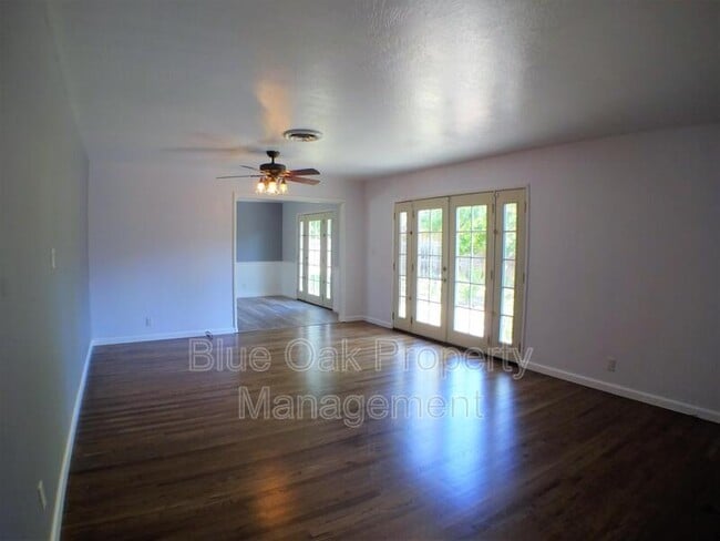 Building Photo - 708 Douglas Ln