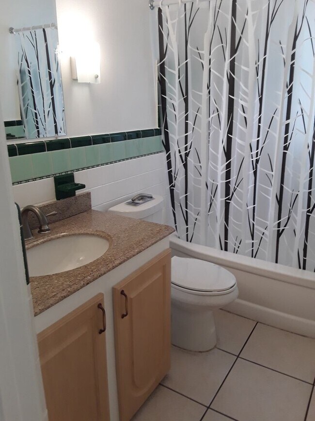 Building Photo - Three Bedroom One Bathroom House near Gulfport area.