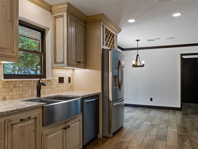 Building Photo - 3025 Pine Ridge Rd