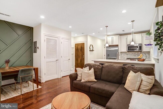 Building Photo - 3937 Davis Pl NW