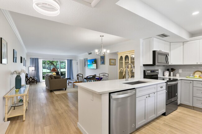 Building Photo - 2800 N Palm Aire Dr