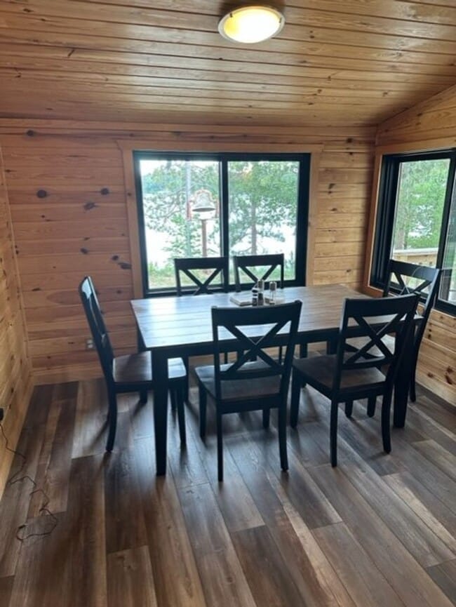 Building Photo - East Twin Lake Home - 3 BR, 2 Bath Single ...