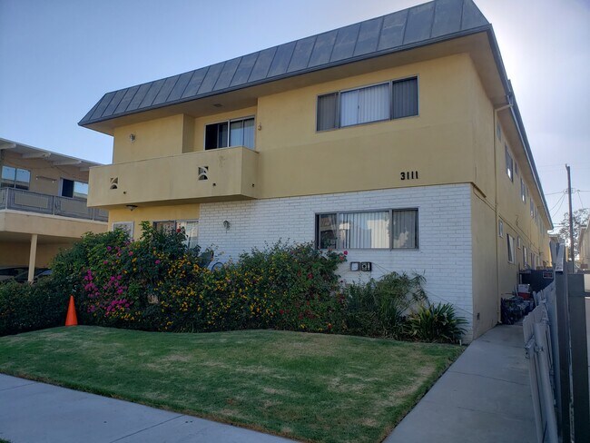 Primary Photo - 3111 S Canfield Ave