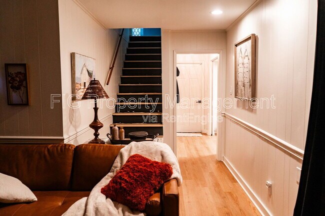 Building Photo - 3622 Hillvale Cir