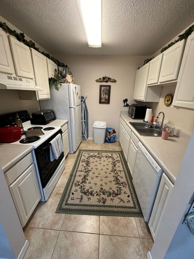 Building Photo - Cute 2 Bedroom 2 Bathroom 2 Car Garage Tow...