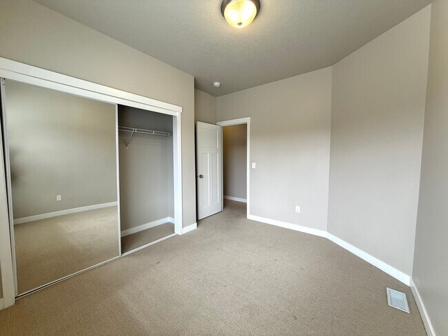 Building Photo - AVAILABLE JULY 1ST | 3 BED | 2.5 BATH | $2,295/MO
