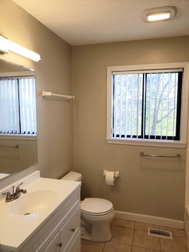 Building Photo - Enjoy Lakefront Luxury Year Round!