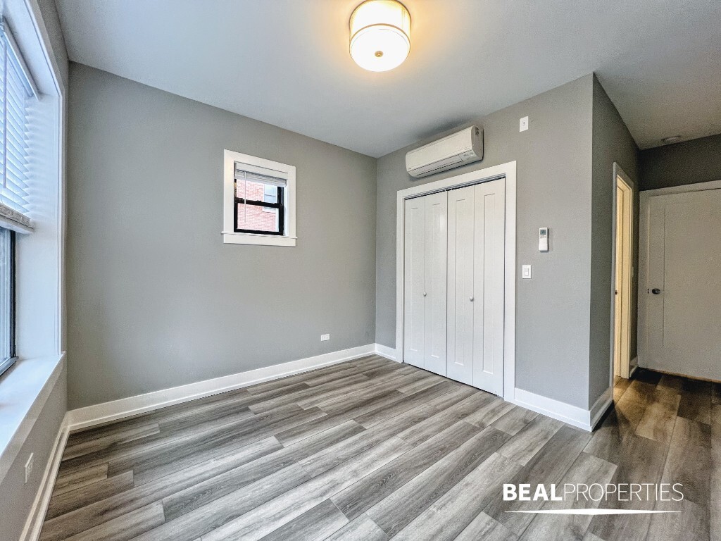 Building Photo - 3935 N Janssen Ave