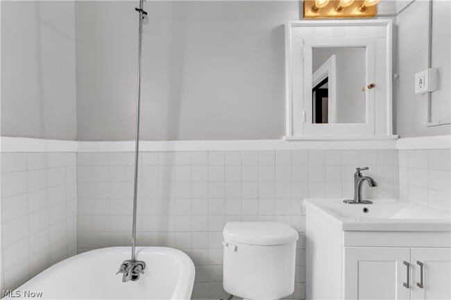 Building Photo - 9002 Rosewood Ave