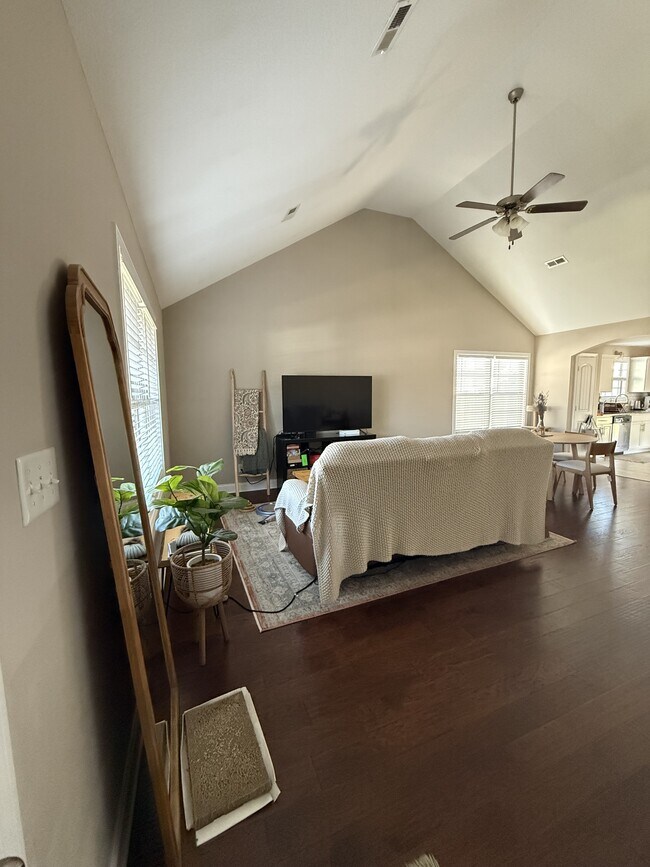 Building Photo - 607 Hollow Crst