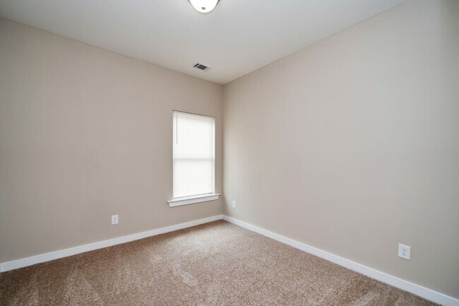 Building Photo - Gorgeous 3BR Home – Fresh Renovation with Appliances Included!