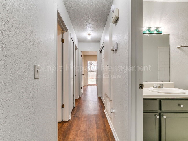 Building Photo - 6207 SE 46th St