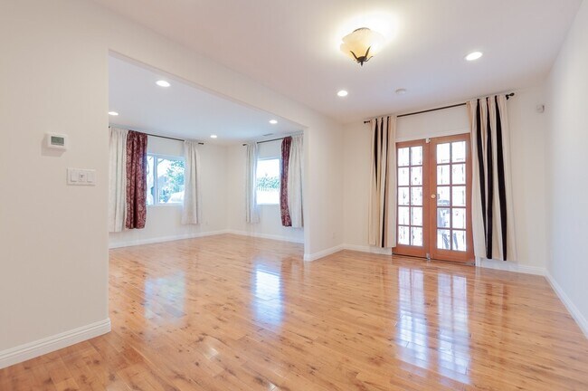 Building Photo - Beautiful 3 bedroom 2 bath with Central AC