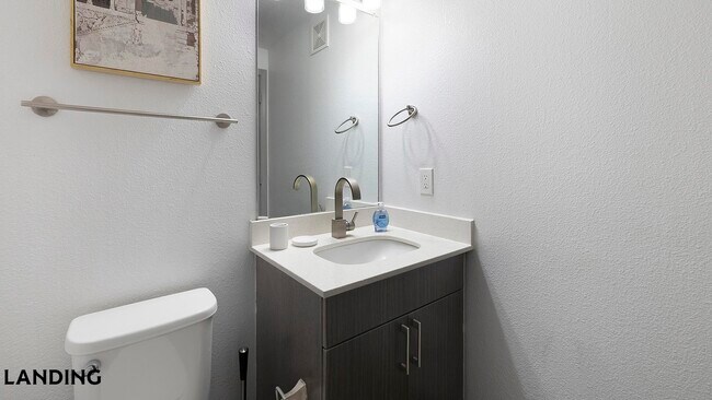 Building Photo - 1001 S Center St