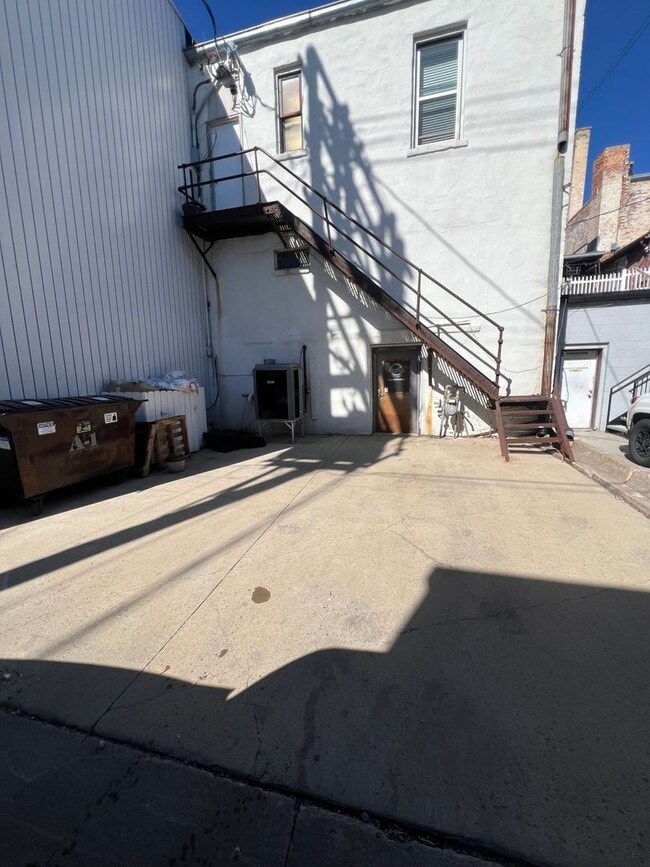 Building Photo - 207 S Main St