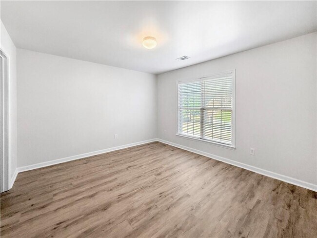 Building Photo - 2425 Fairlie Dr