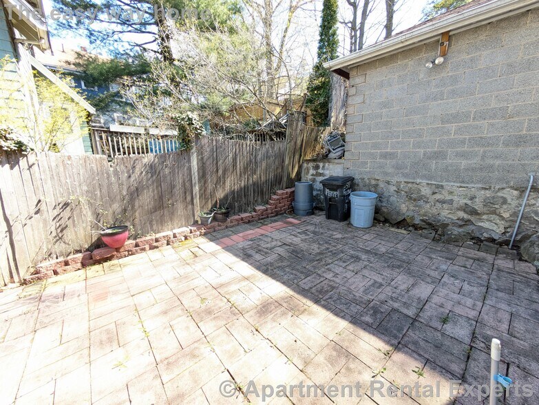 Building Photo - 595 Fellsway W