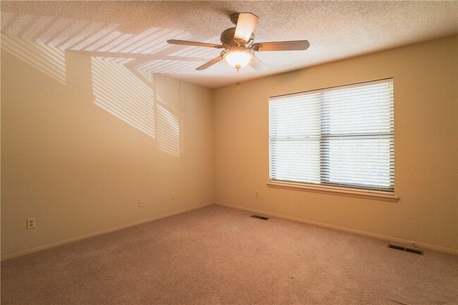 Building Photo - 2538 E Sweetbriar Dr