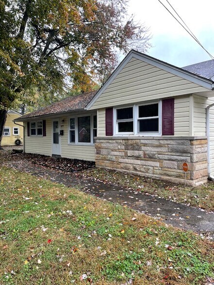 Building Photo - 9215 ARISTIDES DR