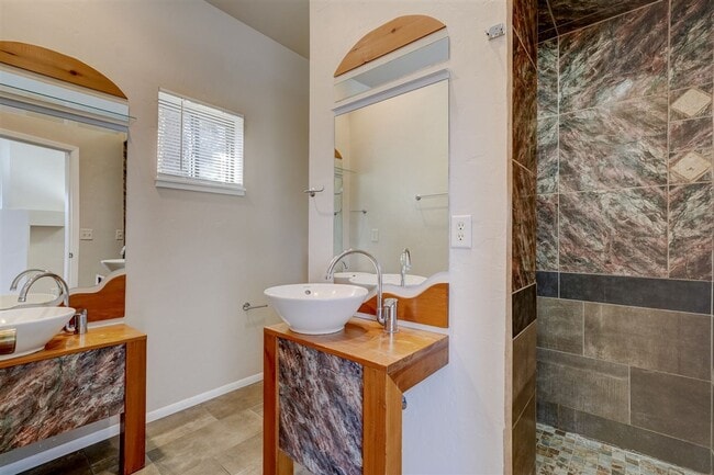 Building Photo - 3 bedroom, 3 bath home close to downtown P...