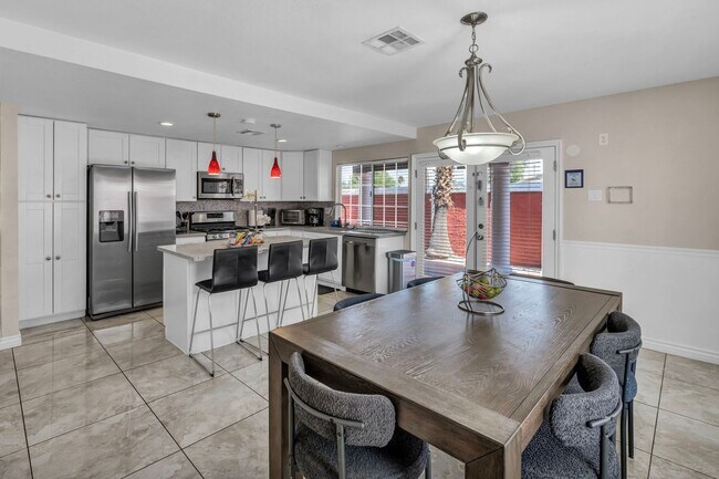Building Photo - 3 Bed FULLY FURNISHED Pool Home