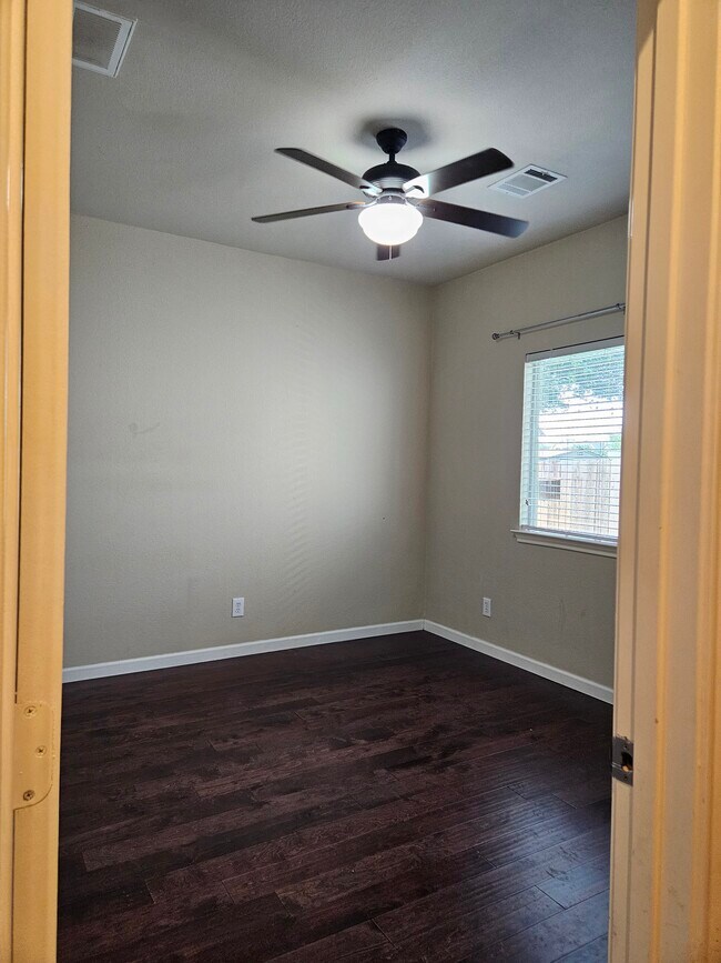 Building Photo - 112 Rustic Tr