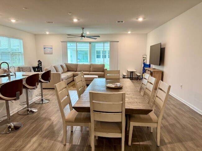 Building Photo - Spacious 4 bedroom 2.5 Bath, Fully Furnish...