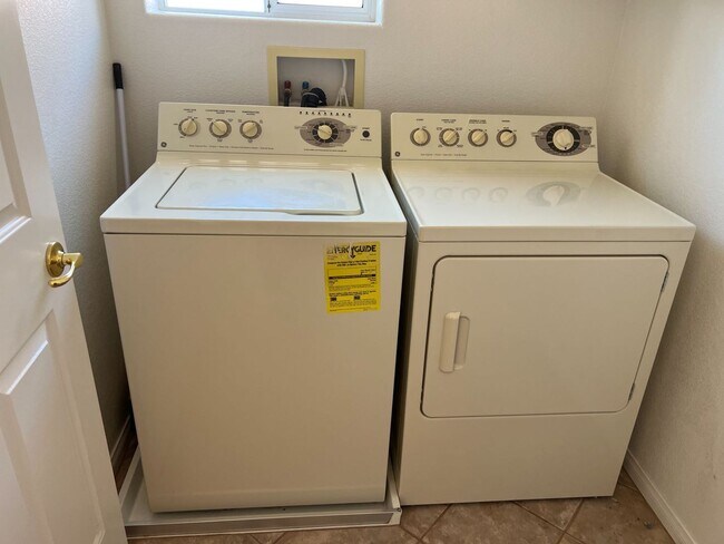 Building Photo - Summerlin North