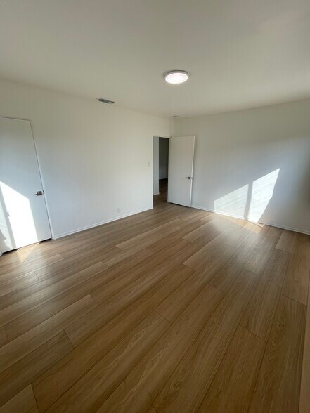 Building Photo - 3043 Hollycrest Dr